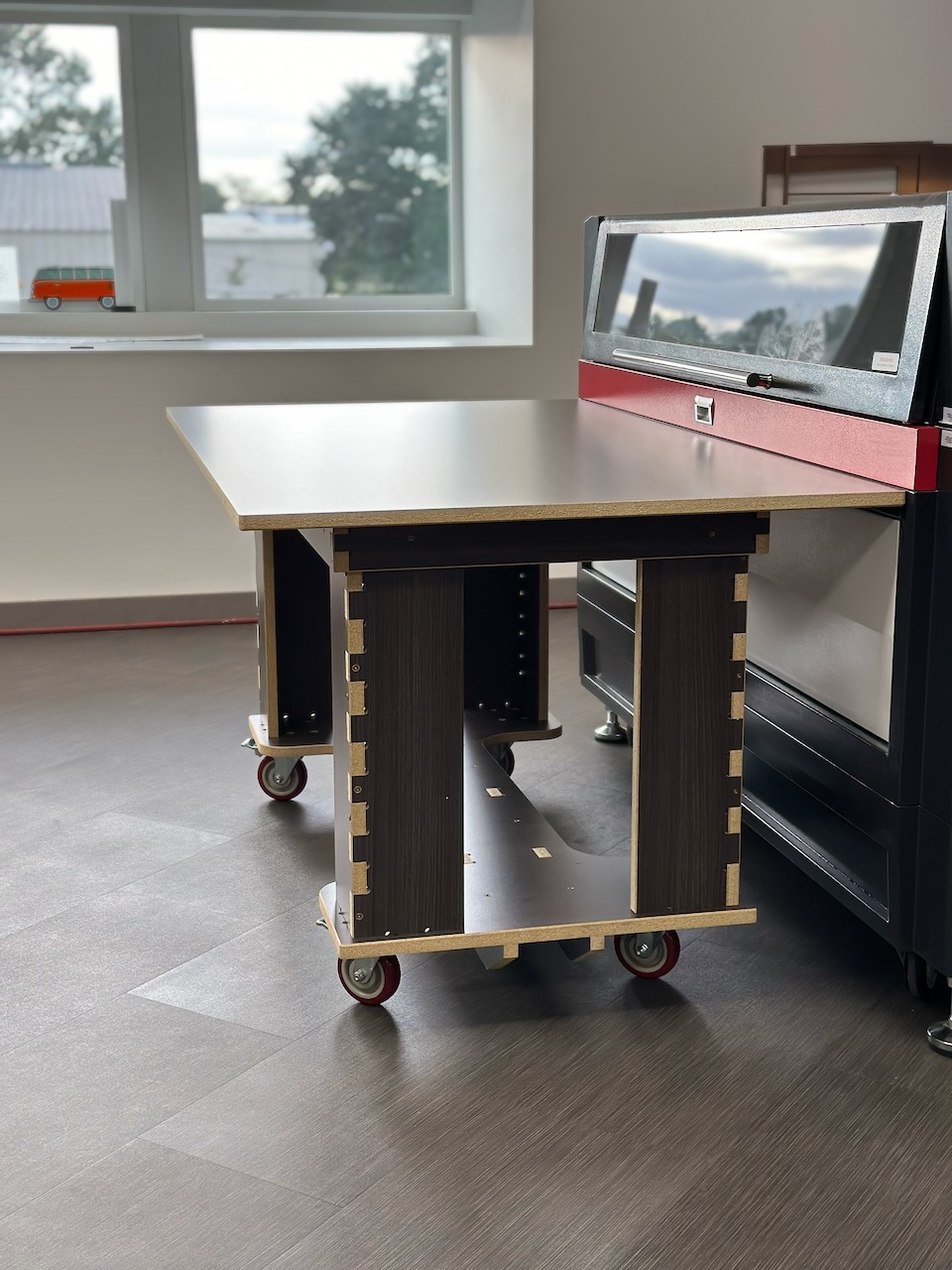 Mobile cart fitted around a CO2 laser cutter